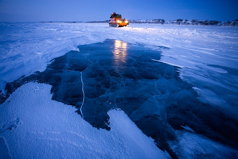 © Corbis/Uli Wiesmeier Schiff in der Arktis