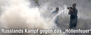 Feuerwehrmänner versuchen Brand zu löschen