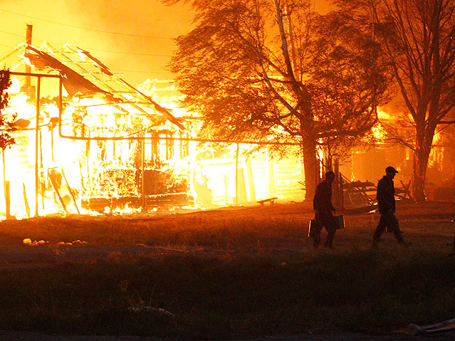 © Reuters/Mikhail Voskresenskiy Haus steht in Flammen