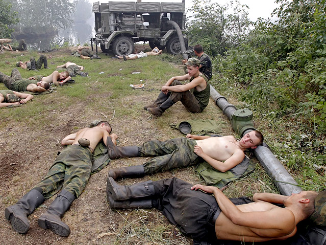 © APA/EPA/Yuri Kochetkov Soldaten nach Löscheinsatz
