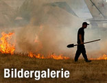 Feuer in der Nähe eines Flugmuseums