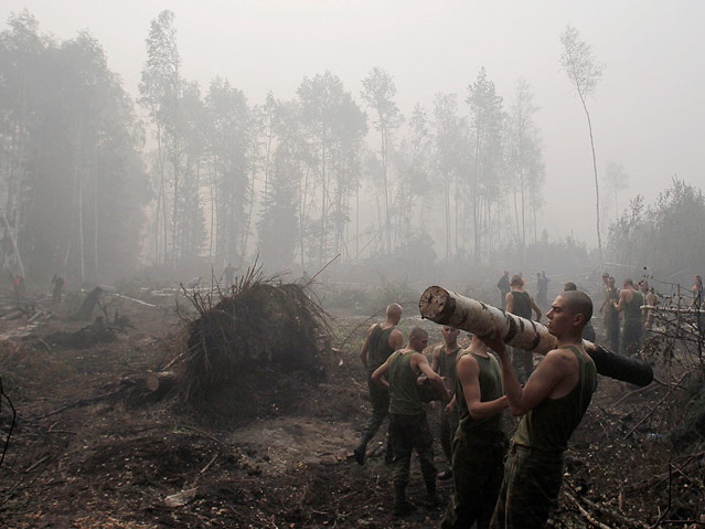© Reuters/Denis Sinyakov Russische Einsatzkräfte im Wald