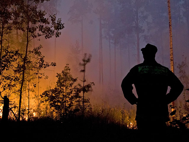© AP Feuerwehrmann blickt in Flammen