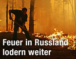 Mann kämpft gegen Feuer