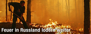 Mann kämpft gegen Feuer