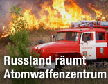 Feuerwehr vor brennendem Wald