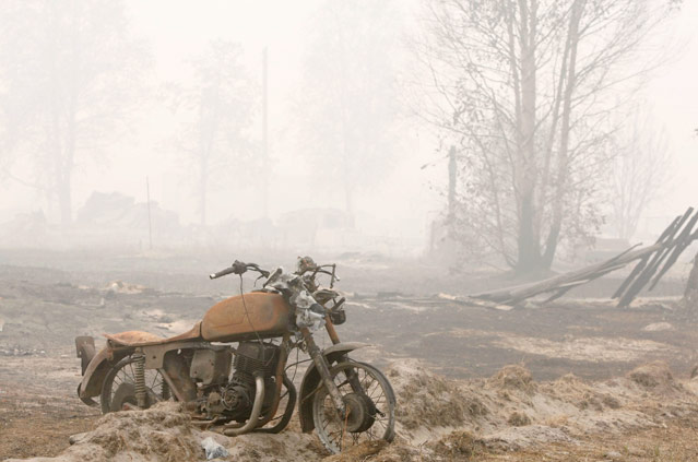 © APA/EPA/Yuri Kochetkov Verbranntes Motorrad