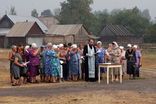 © APA/EPA/Igor Kharitonov Betende Dorfbewohner mit Priester
