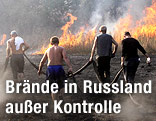 Männer versuchen Brand zu löschen