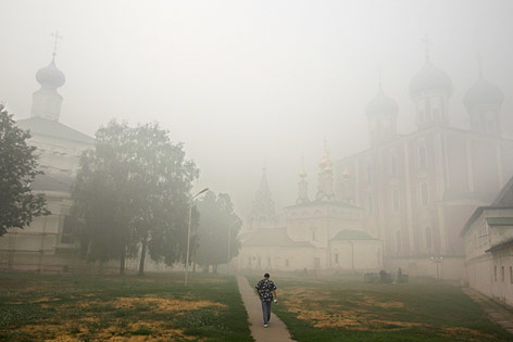© AP/Sergey Ponomarev Ein Mann wandert durch den Smog
