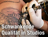 Tätowierer bei der Arbeit