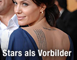 Angelina Jolie zeigt ihre Tätowierung am Rücken