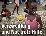 Haitianisches Kind sammelt Steine