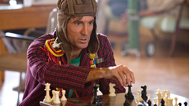 © 2010 Twentieth Century Fox Schauspieler Sharlto Copley als Murdock spielt Schach.