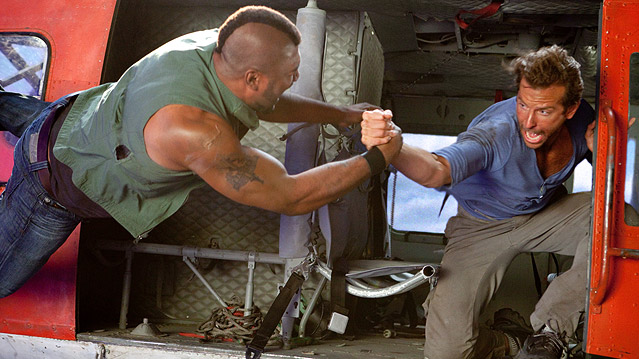 © 2010 Twentieth Century Fox "Face" (Bradley Cooper) steht an einer geöffneten Hubschraubertür und hält B.A. (Quinton "Rampage" Jackson) fest.