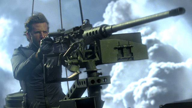 © 2010 Twentieth Century Fox Bradley Cooper mit einem Maschinengewehr