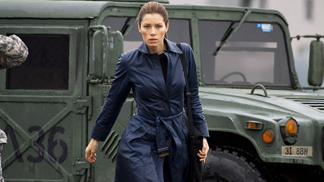 © 2010 Twentieth Century Fox Schauspielern Jessica Biel vor einem Militärjeep