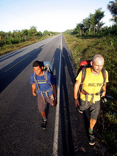 © AP/Renato Chalu Ed Stafford und Gadiel Sanchez Rivera