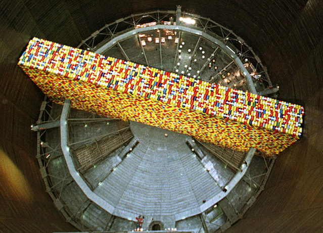 © Reuters 13.000 Ölfässer im Gasometer Oberhausen