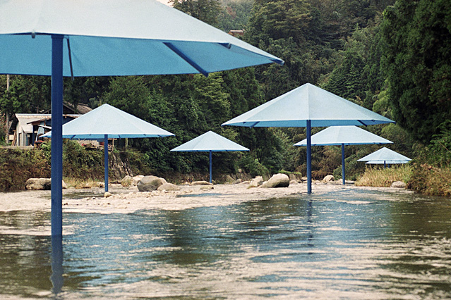 © AP/Mitsuhiko Sato Blaue Schirme im Fluss Sato nördlich von Tokio