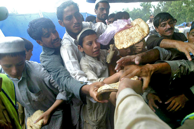 Menschen in Pakistan erhalten Brot