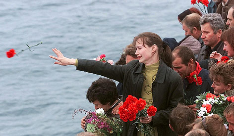 © APA/EPA/Yuri Kochetkov Angehörige eines verunglückten Matrosen wirft Rose ins Meer