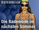 Model führt Bademode bei einer Modenschau vor
