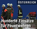 Feuerwehrmänner in Überschwemmung