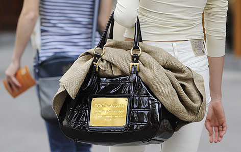© APA/Helmut Fohringer Model trägt eine Handtasche von Dolce&Gabbana