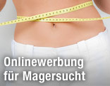 Frau misst mit einem Maßband ihren Taillenweite
