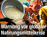 Eine Schüssel mit Reis wird an Frauen aus Bangladesch verteilt.