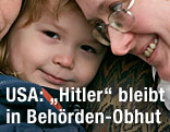 Dreijähriges Kind mit Namen Adolf Hitler
