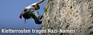 Kletterer erklimmt Felsen