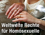Zwei Frauenhände mit Ringen