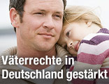 Mann mit Tochter am Arm