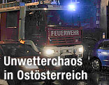 Feuerwehrauto in der Nacht im Regen
