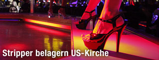 Beine einer Stripperin