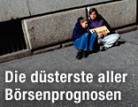 Arme Menschen sitzen auf der Straße