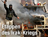 Brennendes Auto mit jubelndem Kämpfer im Irak