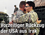 US-Soldaten umarmen sich