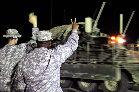 © AP/Maya Alleruzzo US-Soldaten winken Kollegen zu