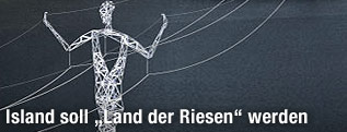 Hochspannungsmasten in Form von Menschen
