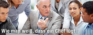 Chef mit Mitarbeitern