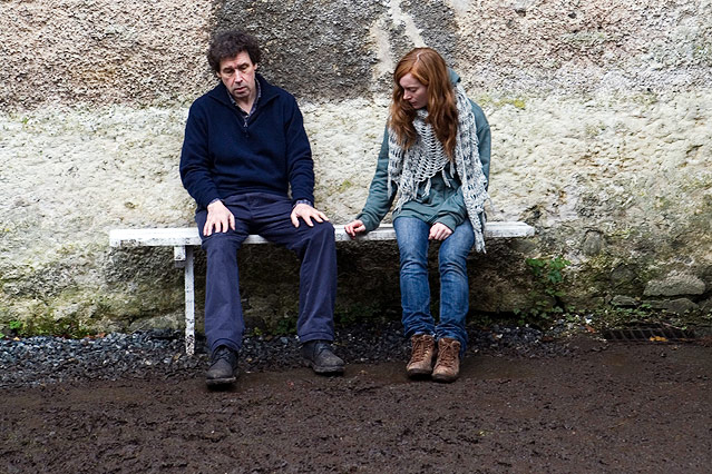 © MFA+ Filmdistribution Lotte Verbeek and Stephen Rea sitzen auf Bank