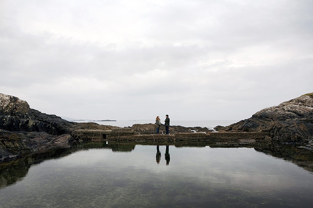 © MFA+ Filmdistribution Lotte Verbeek and Stephen Rea am Strand