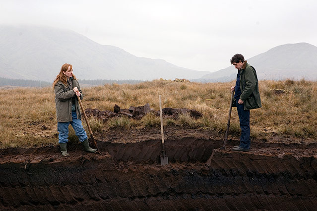 © MFA+ Filmdistribution Lotte Verbeek and Stephen Rea graben