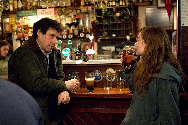 © MFA+ Filmdistribution Lotte Verbeek and Stephen Rea im Pub