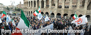 Demonstration vor dem Kolosseum in Rom