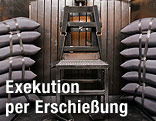 Stuhl bei Erschießungskommando-Aktion