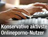 Hände auf Computertastatur